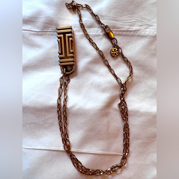 ✨ Tory Burch Rose Gold-Tone Logo Pendant Necklace – Chic, Sleek & Fabulous ✨ - Picture 14 of 16